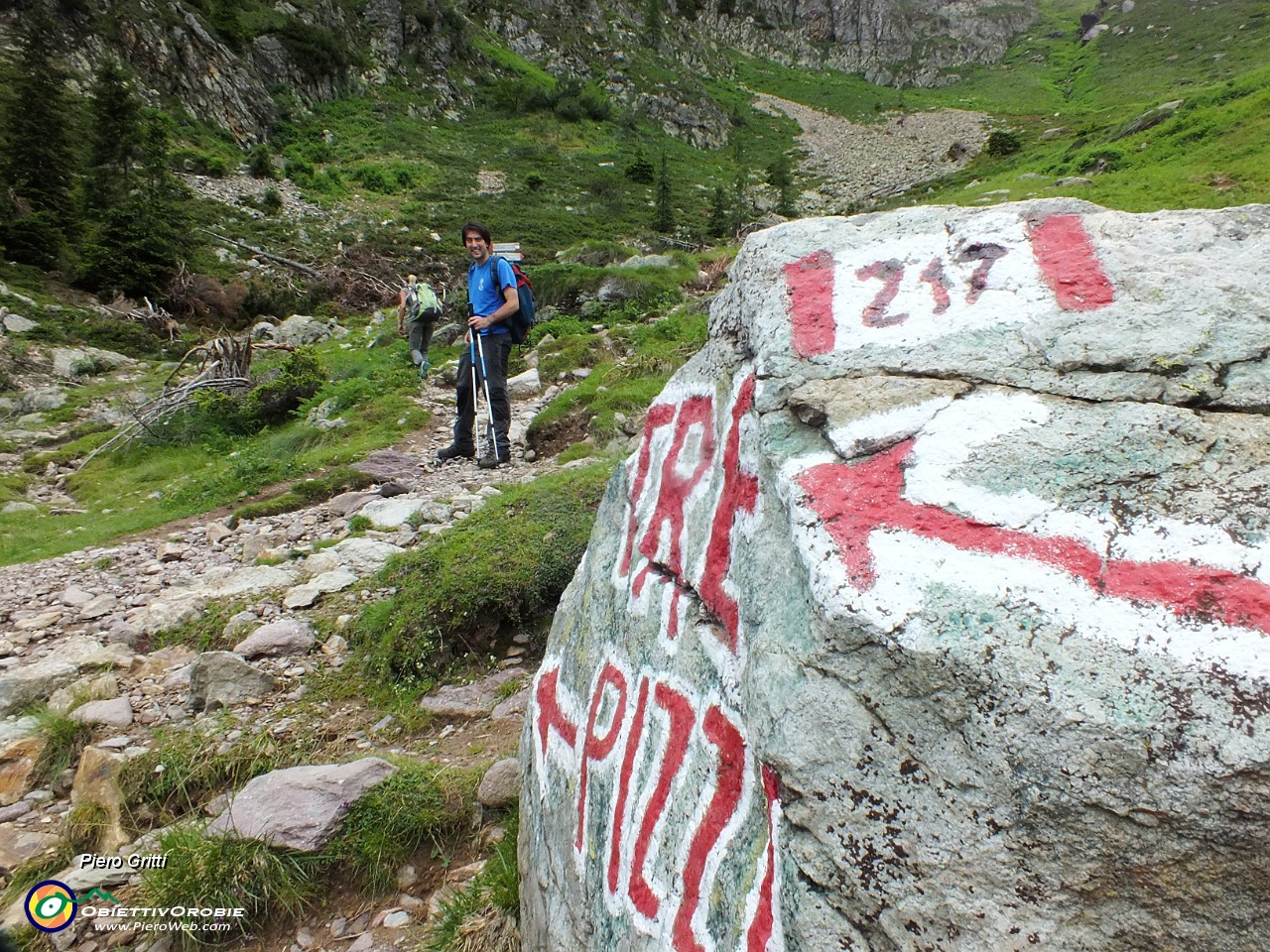 10 Prendiamo il sentiero 217 per i Tre Pizzi - Pietra Quadra.JPG